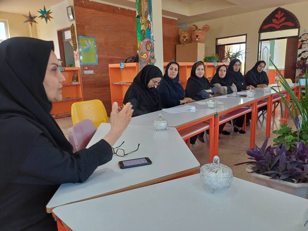 1303606-1 برگزاری هشتمین دوره تخصصی برای مربیان منطقه اورامانات در مرکز روانسر