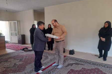 تقدیر و تجلیل مدیرکل کانون استان مرکزی از کارمند ایثارگر و فرزند شهید