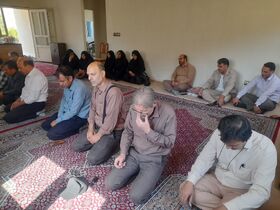 1303923-1 تقدیر و تجلیل مدیرکل کانون استان مرکزی از کارمند ایثارگر و فرزند شهید