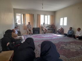 1303924-1 تقدیر و تجلیل مدیرکل کانون استان مرکزی از کارمند ایثارگر و فرزند شهید