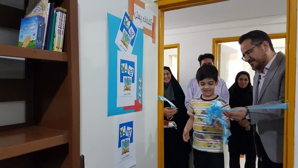 1304367-1 کتابخانه پستی کانون کرمانشاه آغاز به کار کرد