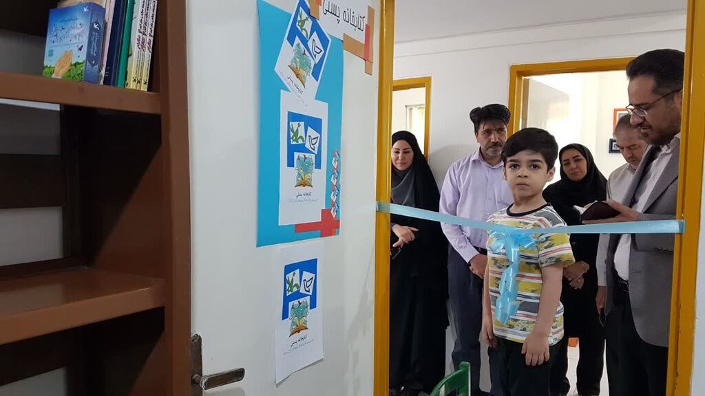 1304370-1 کتابخانه پستی کانون کرمانشاه آغاز به کار کرد