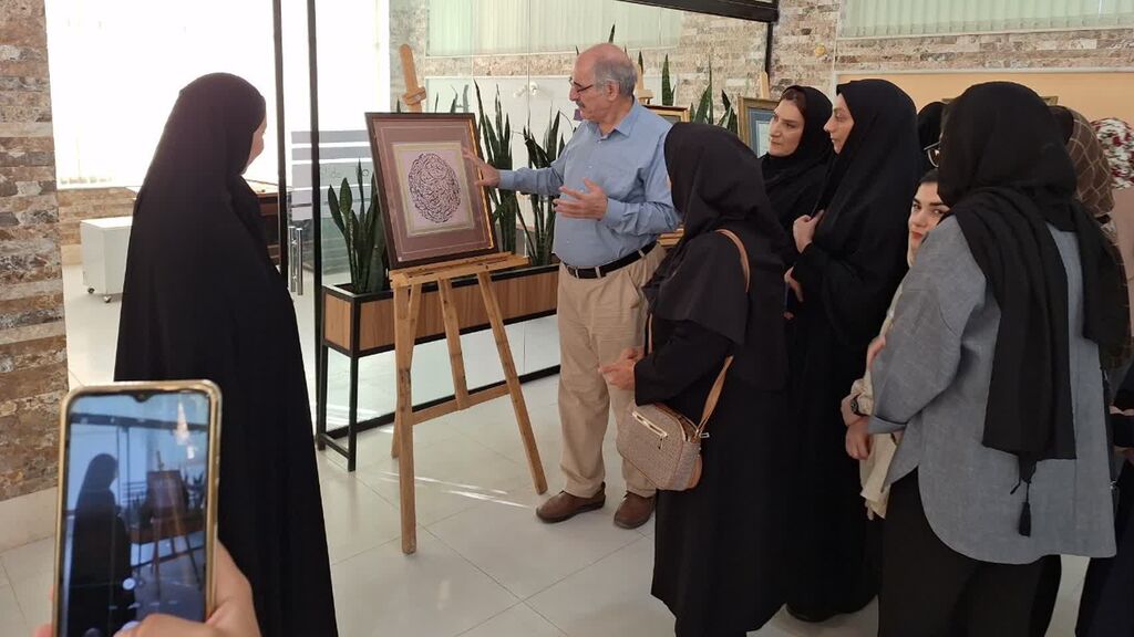 1304484-1 بازدید اعضای مراکز شهر کانون کرمانشاه از نمایشگاه آثار استاد جواری