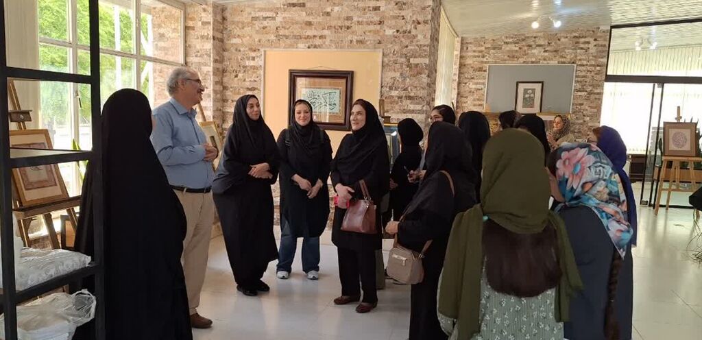 1304490-1 بازدید اعضای مراکز شهر کانون کرمانشاه از نمایشگاه آثار استاد جواری