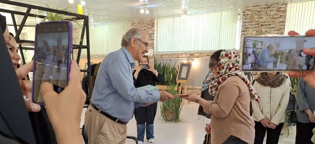 1304492-1 بازدید اعضای مراکز شهر کانون کرمانشاه از نمایشگاه آثار استاد جواری