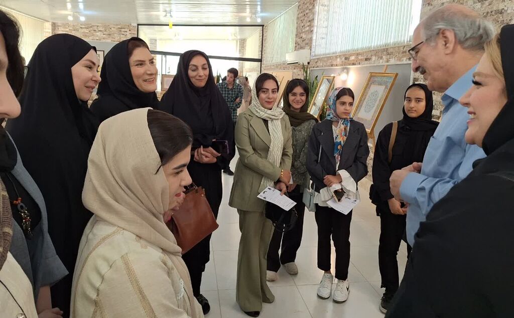 1304493-1 بازدید اعضای مراکز شهر کانون کرمانشاه از نمایشگاه آثار استاد جواری