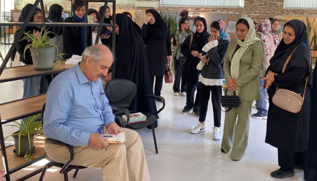 1304500-1 بازدید اعضای مراکز شهر کانون کرمانشاه از نمایشگاه آثار استاد جواری