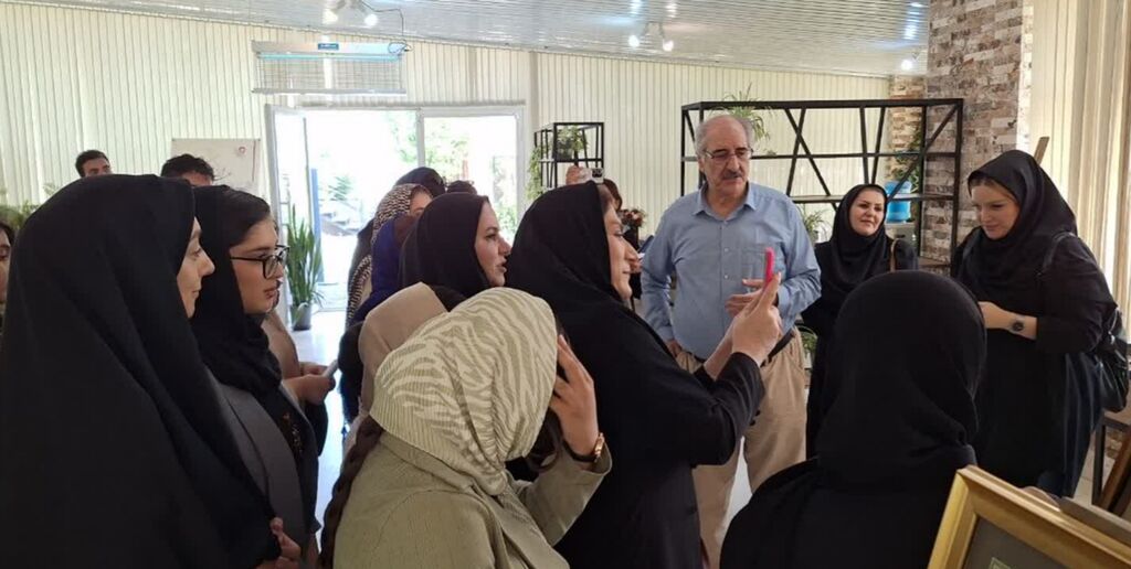1304503-1 بازدید اعضای مراکز شهر کانون کرمانشاه از نمایشگاه آثار استاد جواری