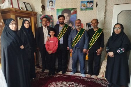 دیدار مدیرکل و کارکنان کانون استان قزوین با خانواده شهید