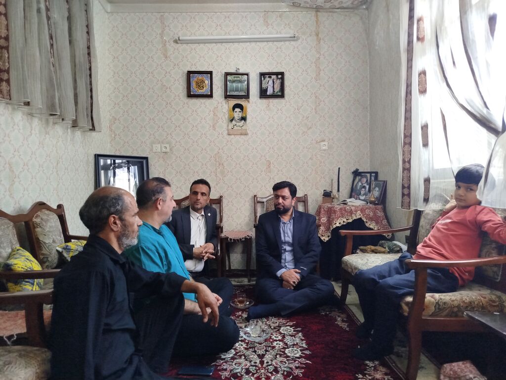 1304692-1 دیدار مدیرکل و کارکنان کانون با خانواده شهید