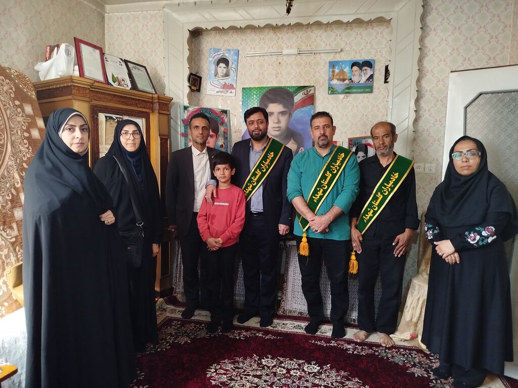 1304693-1 دیدار مدیرکل و کارکنان کانون با خانواده شهید