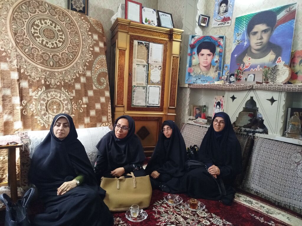 1304694-1 دیدار مدیرکل و کارکنان کانون با خانواده شهید