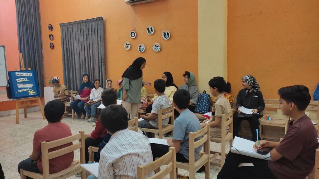 1304869-1 برگزاری کارگاه " قهرمان درون من با موضوع عزت نفس" در کانون شماره یک بندرعباس