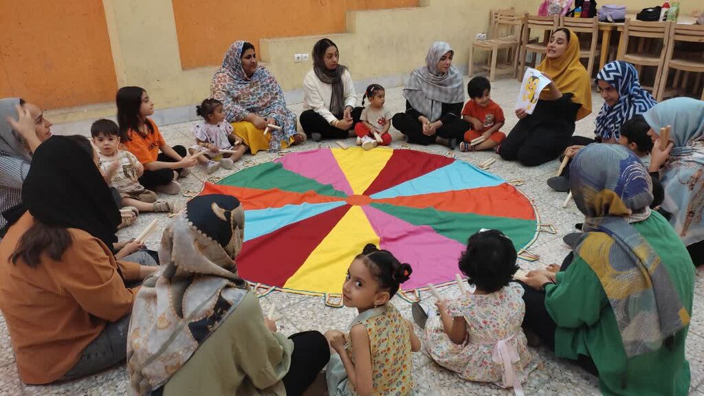 در کارگاه «ماکارونی رنگی همراه با بازی‌های ریتمیک»