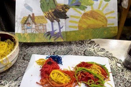 در کارگاه «ماکارونی رنگی همراه با بازی‌های ریتمیک»