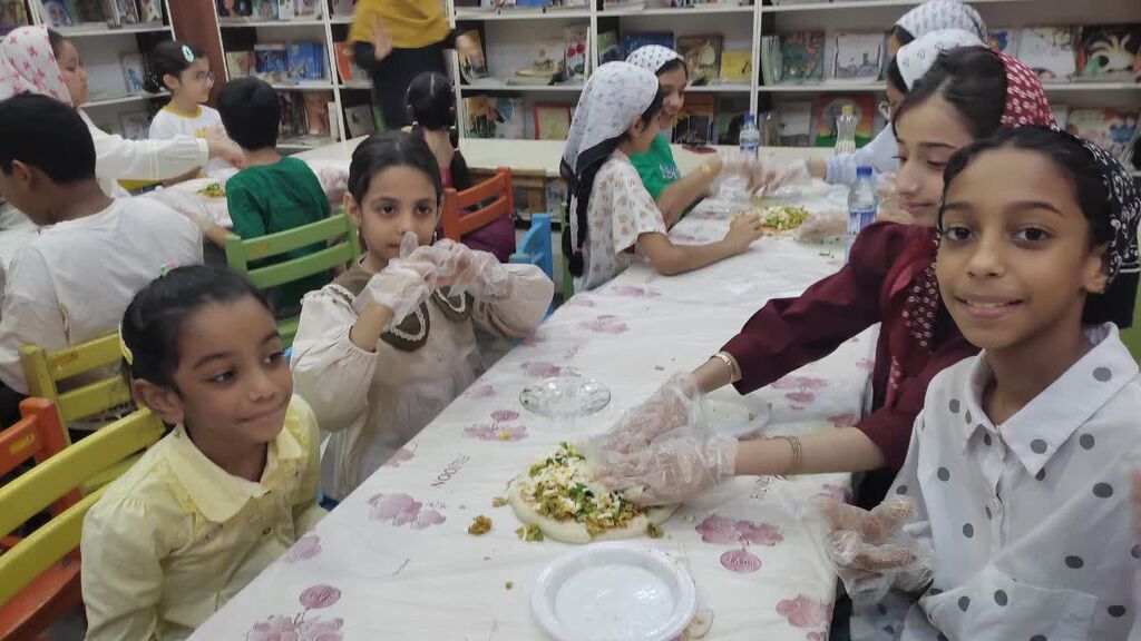 1304887-1 پرورش مهارتهای زندگی در کارگاه «پیتزا بپز، ریتم بساز، بازی من» در مرکز شماره یک بندرعباس