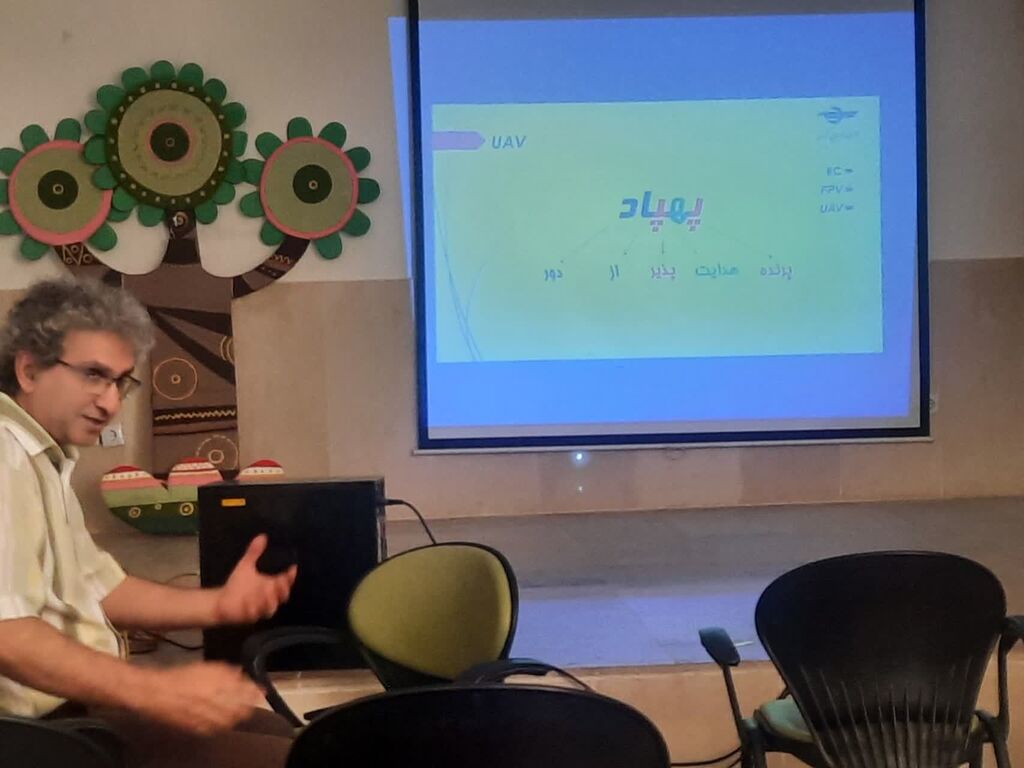 1304924-1 برگزاری کارگاه«ساخت بادبادک» ویژه مربیان کانون البرز