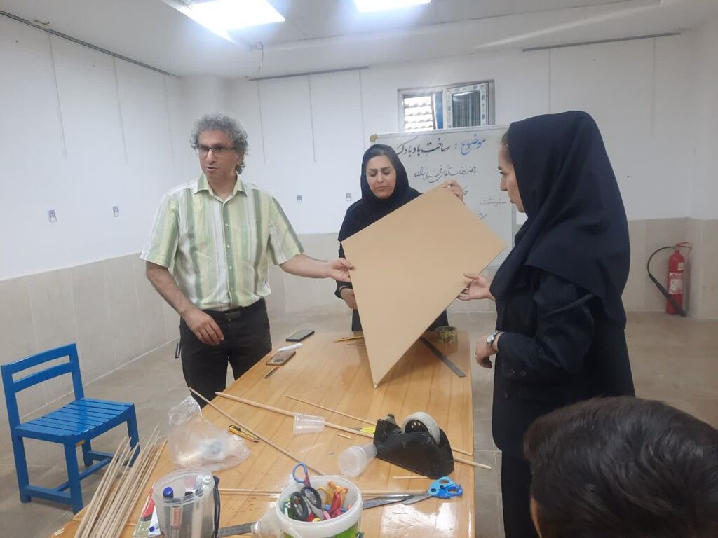 1304925-1 برگزاری کارگاه«ساخت بادبادک» ویژه مربیان کانون البرز