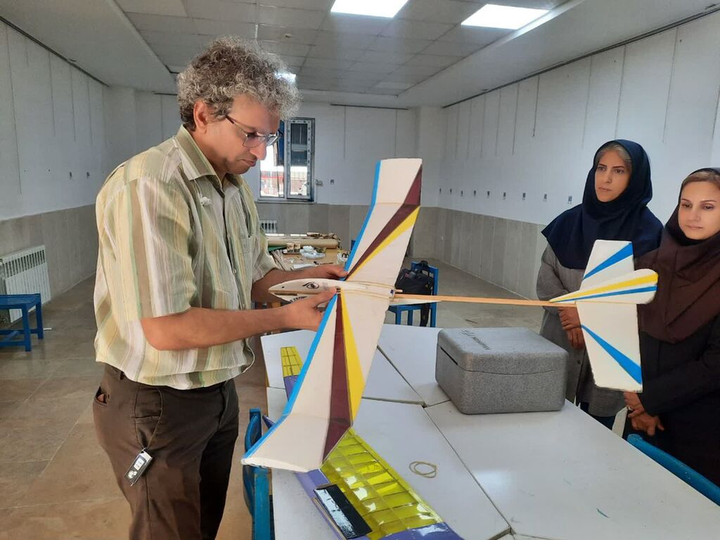 1304928-1 برگزاری کارگاه«ساخت بادبادک» ویژه مربیان کانون البرز