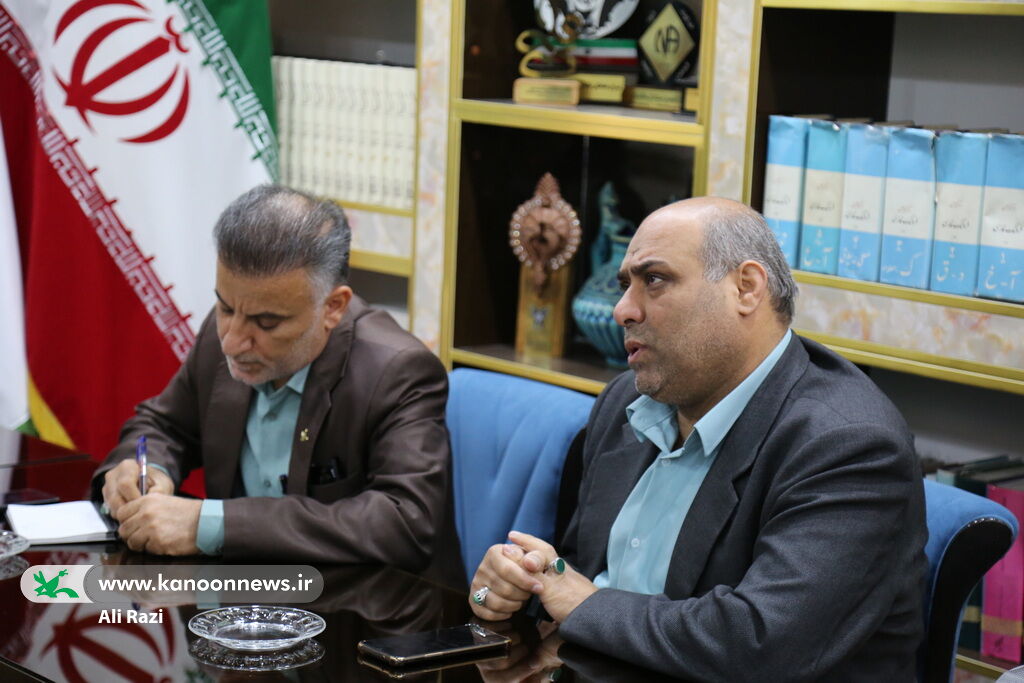 1305137-1 دیدار مدیرکل کانون استان بوشهر با مدیر و کارکنان کانون زبان استان