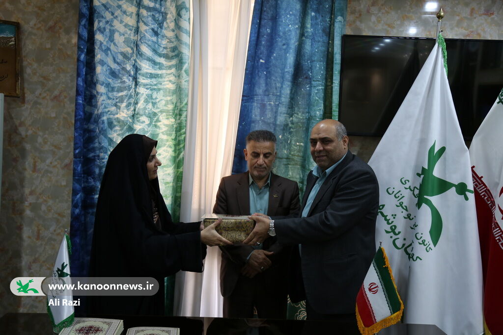 1305138-1 دیدار مدیرکل کانون استان بوشهر با مدیر و کارکنان کانون زبان استان