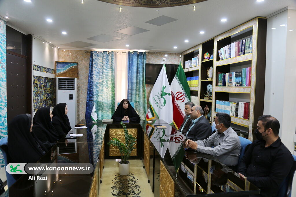 1305141-1 دیدار مدیرکل کانون استان بوشهر با مدیر و کارکنان کانون زبان استان