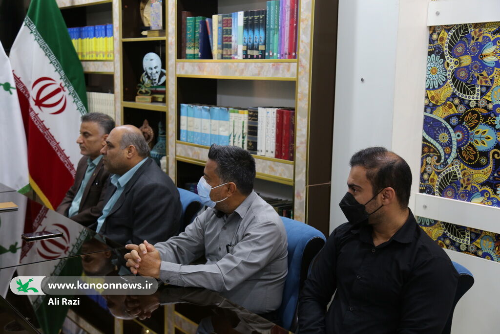 1305142-1 دیدار مدیرکل کانون استان بوشهر با مدیر و کارکنان کانون زبان استان