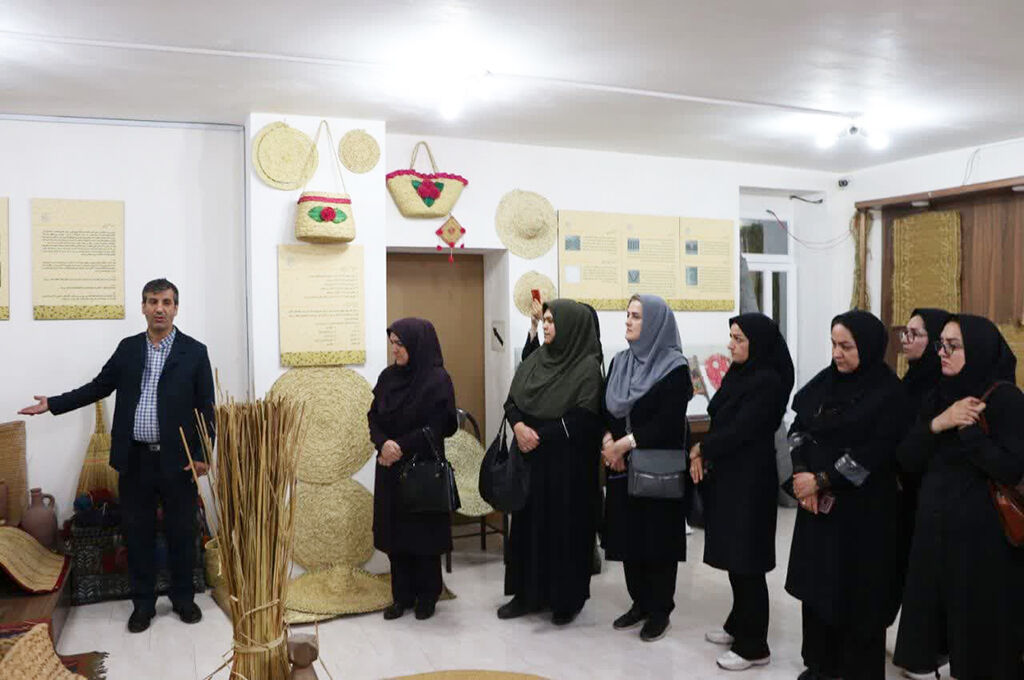 1305287-1 بازدید کارشناسان و مربیان کانون گیلان از روستای ملی حصیر فشتکه