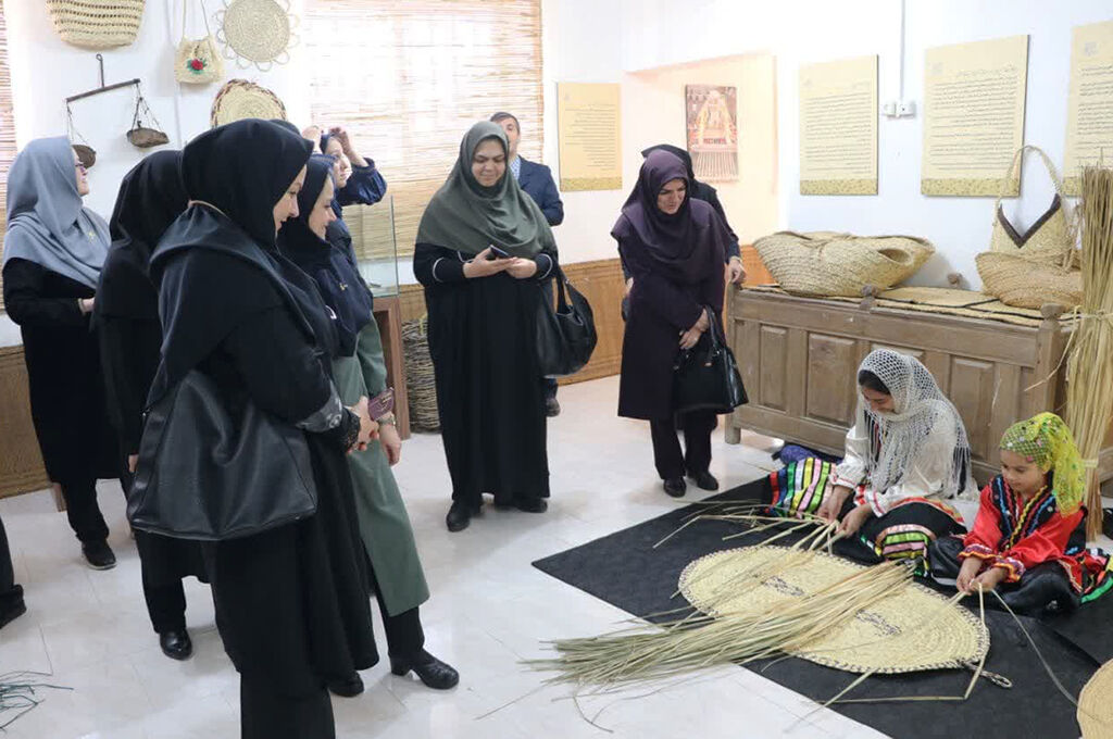 1305289-1 بازدید کارشناسان و مربیان کانون گیلان از روستای ملی حصیر فشتکه