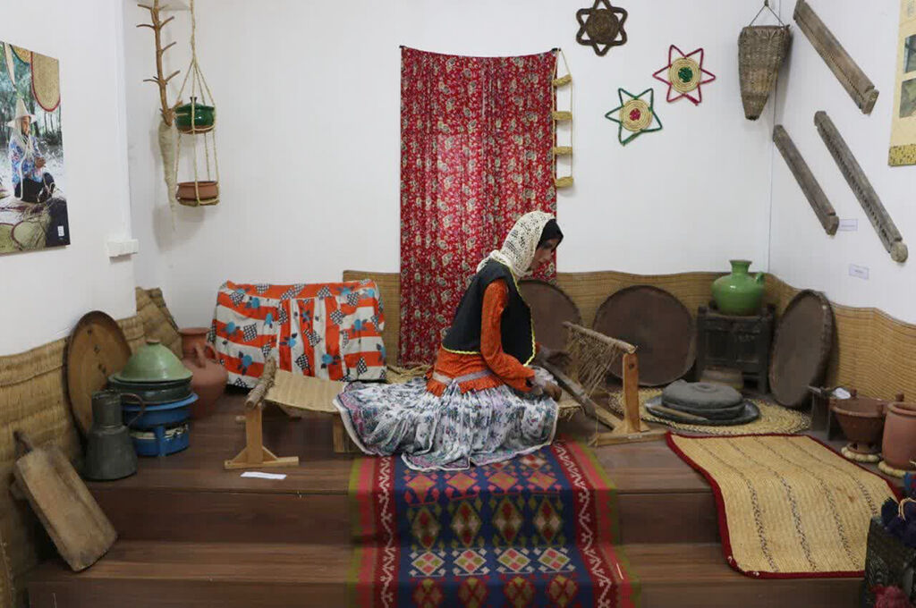 1305291-1 بازدید کارشناسان و مربیان کانون گیلان از روستای ملی حصیر فشتکه