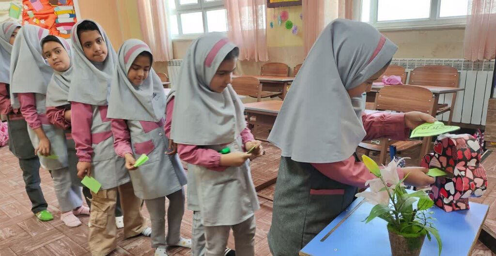 1305589-1 نامهنگاری کودکان دامغانی به روح بلند بنیانگذار انقلاب