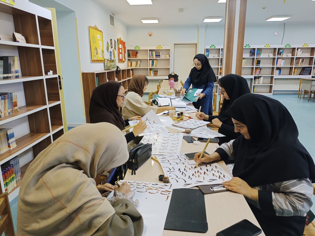 نوای قلم بر جان کاغذ؛ آغاز دوره آموزشی کالیگرافی برای مربیان کانون پرورش فکری استان سمنان