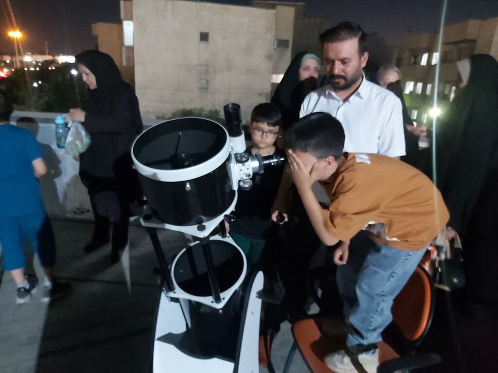 1305766-1 استقبال خانوادهها از اردوهای نجومی کانون البرز