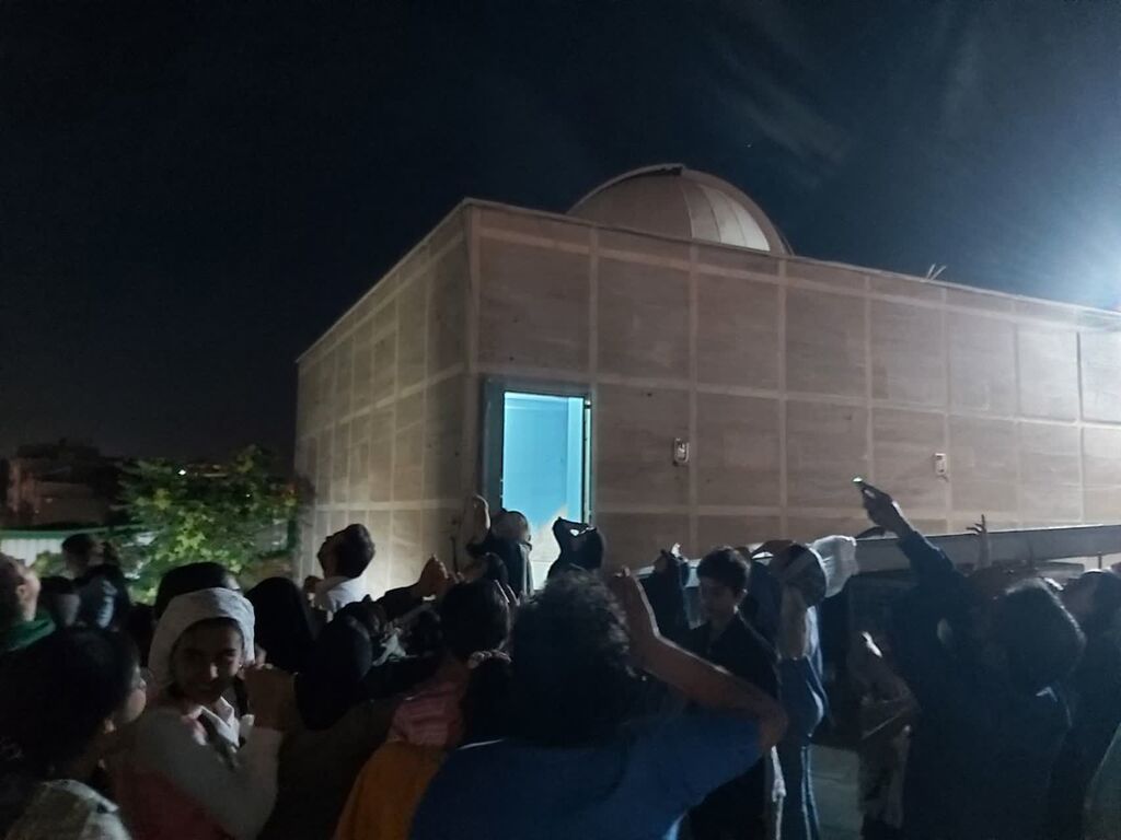 1305768-1 استقبال خانوادهها از اردوهای نجومی کانون البرز