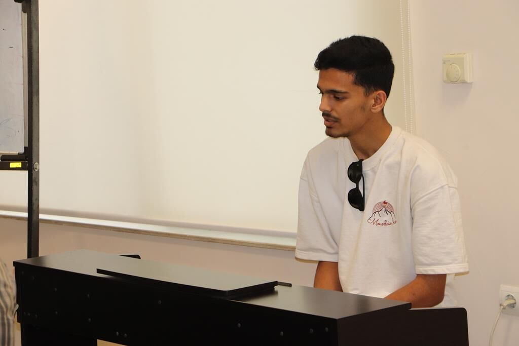 1306272-1 سرودخوانی پلیبک، یعنی شما نه هنر دارید نه خلاقیت!