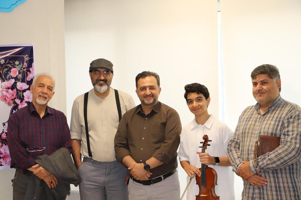 1306281-1 سرودخوانی پلیبک، یعنی شما نه هنر دارید نه خلاقیت!