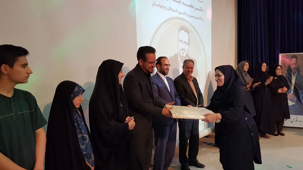 1306435-1 قدردانی کارکنان، والدین و اعضای کانون کرمانشاه از محمد خیاطزنجانی
