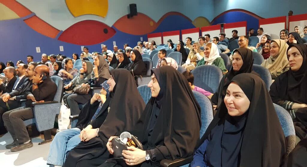 1306441-1 قدردانی کارکنان، والدین و اعضای کانون کرمانشاه از محمد خیاطزنجانی