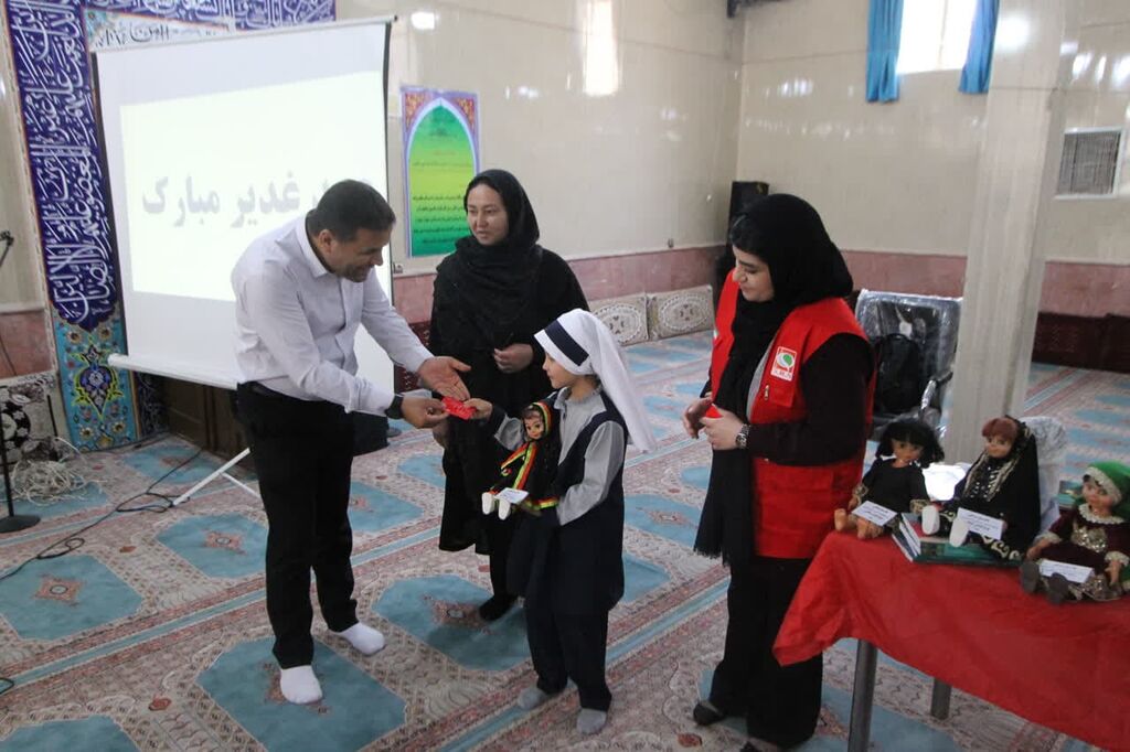 1307803-2 مسابقه لباسهای محلی عروسکهای دارا و سارا