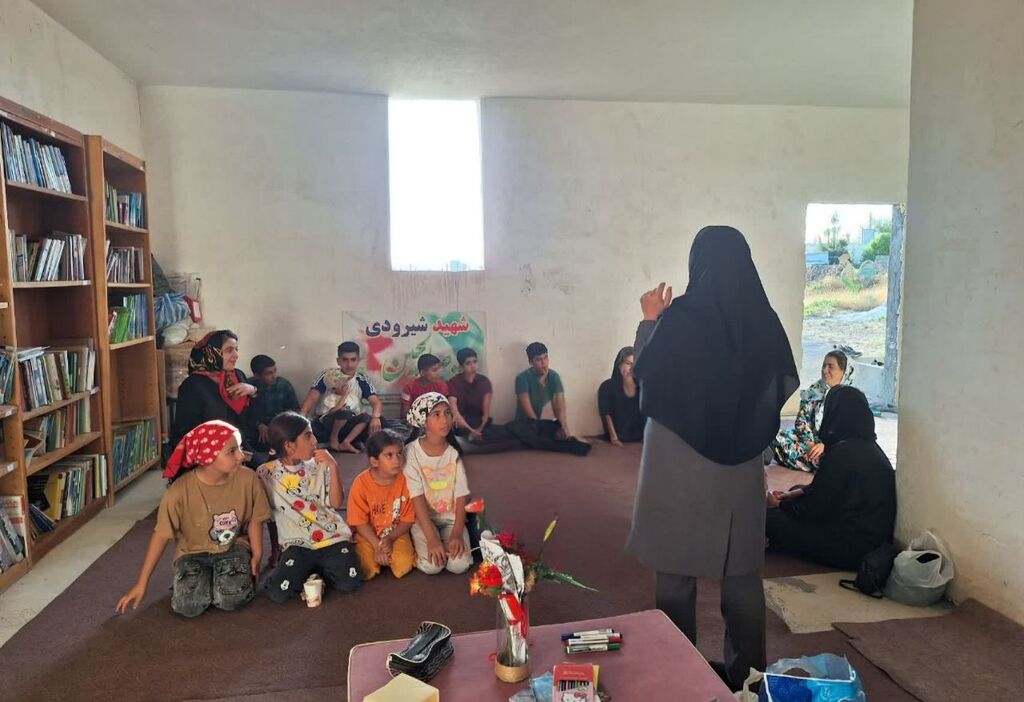 1307904-2 پیشگامی مربی کانون کرمانشاه در ترویج فرهنگ مطالعه در روستای دوستدار کتاب