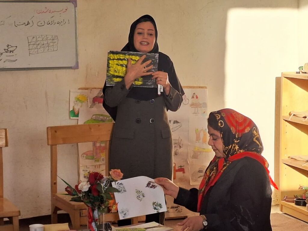 1307907-2 پیشگامی مربی کانون کرمانشاه در ترویج فرهنگ مطالعه در روستای دوستدار کتاب