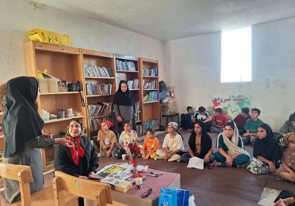 1307909-2 پیشگامی مربی کانون کرمانشاه در ترویج فرهنگ مطالعه در روستای دوستدار کتاب