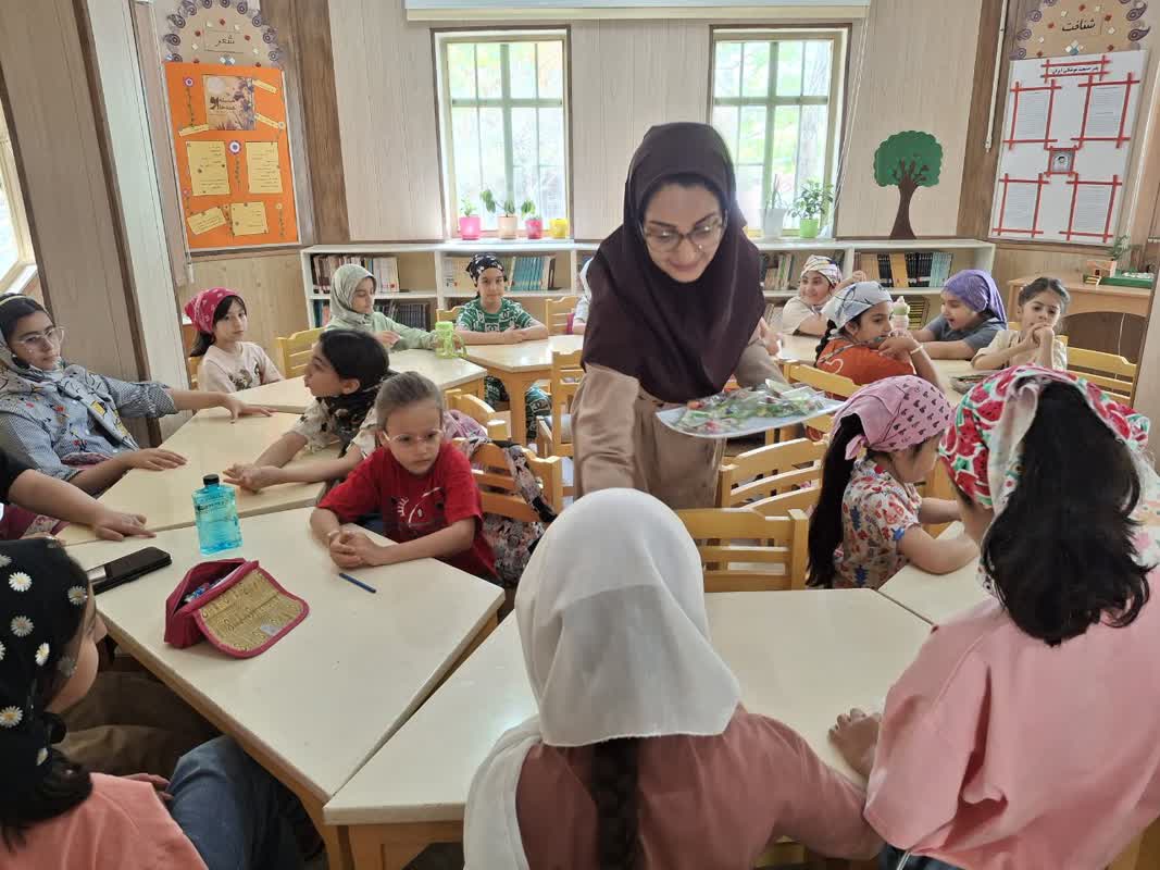 1307955-2 تهیه بسته های عیدانه توسط اعضای کانون پرورش فکری شهر اراک