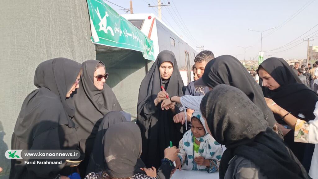 همدلی مردمی و جلوه‌گری نشاط کودکانه در ویژه‌برنامه‌ی عید غدیر در زاهدان