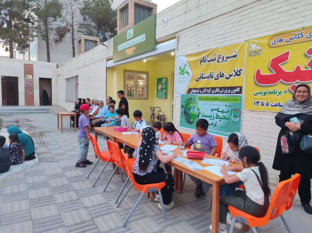 اجرای ورزش زورخانه‌ای نونهالان در مرکز فرهنگی کاشمر