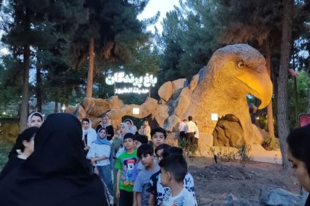 بازدید اعضا و مادران از باغ پرندگان در اردوی علمی