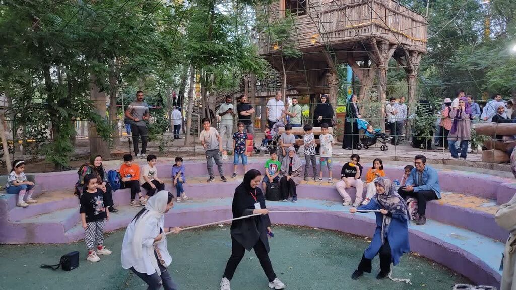 بازدید اعضا و مادران از باغ پرندگان در اردوی علمی