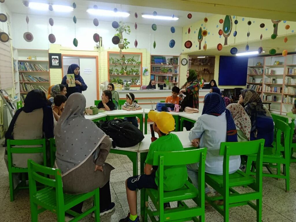 بازدید اعضا و مادران از باغ پرندگان در اردوی علمی