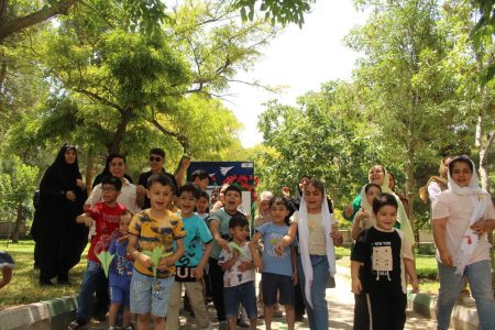 ساخت موشک های کاغذی توسط کودکان و نوجوانان و پرتاب نمادین آن به سوی اسرائیل