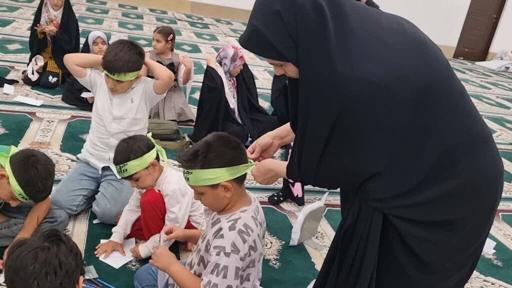 اجرای برنامه‌های مرکز سرپل‌ذهاب در اجتماع مردمی حرم احمدبن اسحاق